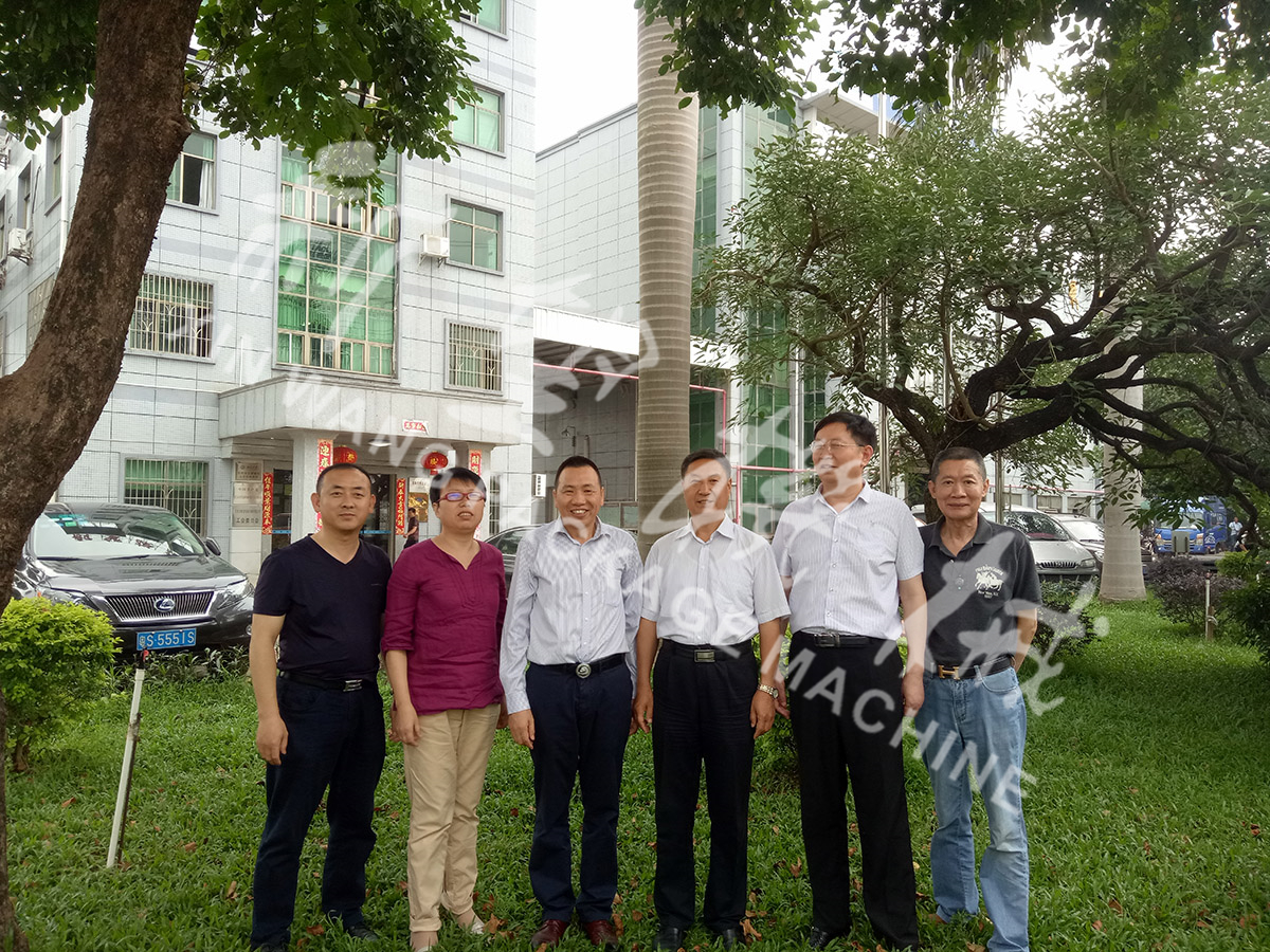 總裝備部劉思剛少將、新華社李建琦博士一行蒞臨新望公司考察指導(dǎo)