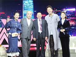 新望董事長(zhǎng)羅永輝與著名歌星劉尊老師、汪正正老師、郭津彤老師、主持人雅琪在北京電視臺(tái)錄制節(jié)目現(xiàn)場(chǎng)親切合影